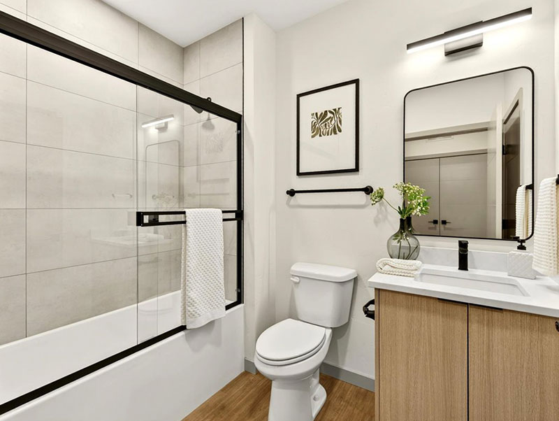 The Ivywild primary bathroom