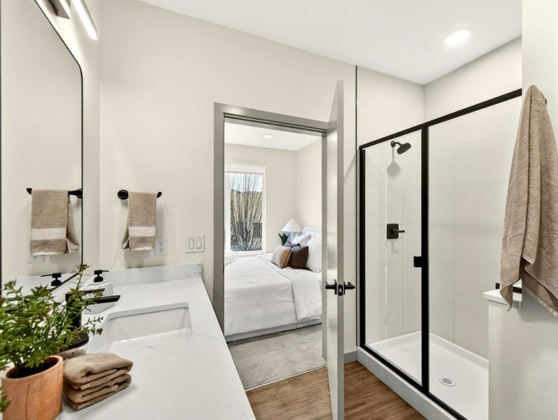 The Ivywild primary bathroom